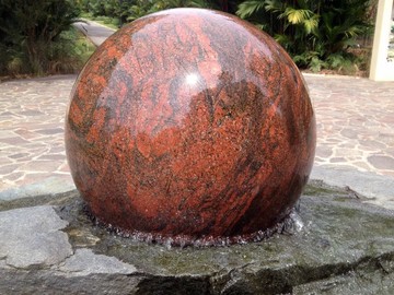 Гранитный шар в оформлении фонтана