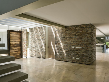 Стены из натурального камня в гостиной
