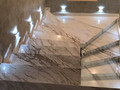 Лестница из мрамора в минималистичном интерьере