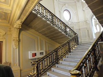 Длинная лестница на второй этаж с одной площадкой