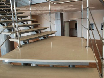 Лестница из агломерата в стиле модерн для просторной квартиры