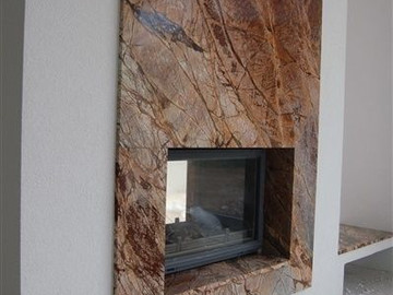 Необычный камин из бежевого мрамора в жилом помещении