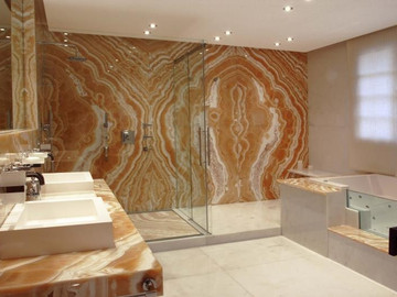 Облицовка ванной комнаты оранжевым мрамором
